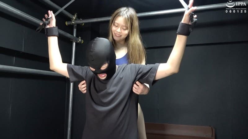 「【F/M】膝立ち拘束のドM男子を後ろから脇くすぐり攻めプレイ！」ADOA-082 彩川ゆめ