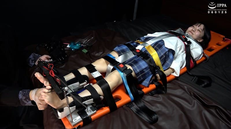 【足裏】「制服のまりちゃんに足枷拘束くすぐりで足裏開発！」WAKA-087加護まり 3