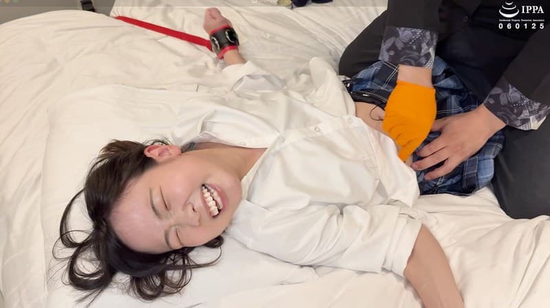 「【くすぐり】制服姿のかりなちゃんをくすぐりほぐしで大暴れさせる！」わかしラボWAKA-083谷田かりな（2）