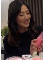 アンケートに訪れた事務所に置かれた大量の大人のおもちゃに興味津々の奥様。こっそり使って発情した奥様に生中出し！