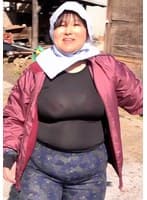 地方の農作業中の童顔ポッチャリボディの熟女と初撮りAV！旦那に内緒で自宅でAVセックスにイキ狂う！