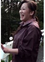 田舎町の綺麗な奥さんをインタビューとナンパして車に誘い迫ってみると…昔を思い出して甘く悶える欲求不満奥さんと野外カーセックス！