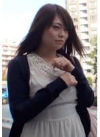 栗色のストレートロングヘアーの美人若妻さんをナンパしてAV試写をお願いしてみたら…。最近ご無沙汰の若妻さんは欲求不満爆発の乱交中出しSEX！