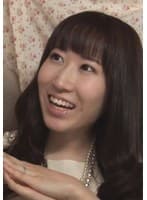 清楚な雰囲気のEカップ巨乳妻！男のモノを舐めながらアソコをイジイジ「我慢できなくなっちゃった！」