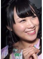 笑顔が素敵な新婚の保育士さん。ジーンズとエプロン姿で隠しているが、実は美尻とGカップ美巨乳の持ち主。その振る舞いから押しに弱いオンナがバレバレ！