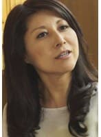 娘に彼氏を紹介していたらテーブルの下で触られて！声を抑えて盛り上がる熟年カップル。