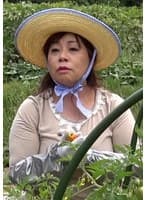 旦那さんとは15年以上のセックスレスと言う畑仕事が似合う田園スマイル熟女をそのままラブホに誘い3P中出しSEX！