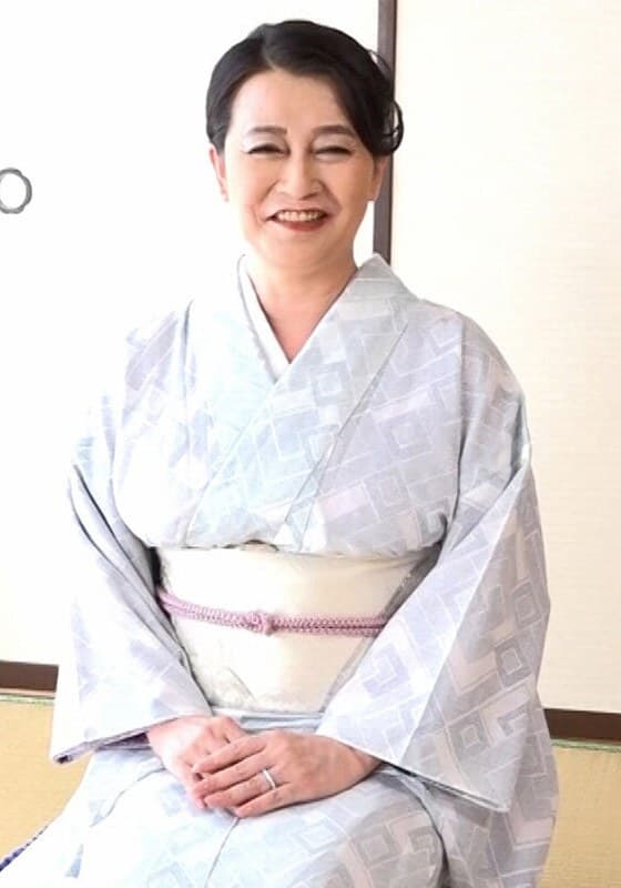 和服姿の爆乳おばさん！アダルトグッズのモニターからあれよあれよのAV出演！緊張から人生最高イキ過ぎ性交！