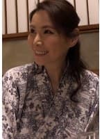 汗にむせる義母の色っぽいカラダ。娘婿の欲求不満を解消してくれる優しい義母との一夜限りの中出しSEX!