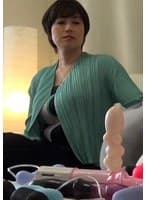 熟れたカラダの30代の清楚系奥様も欲求不満！？大人のおもちゃに興味津々で思わず股間にあててオナニーイキで男根欲しがる淫乱SEX！