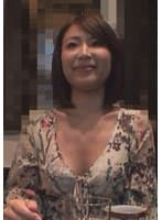 日焼けあとの残る愛嬌たっぷりな人妻は息も絶え絶え、乱れまくりで感じまくる！