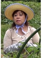 田園スマイルの田舎熟女の野外乱交3Pセックス！