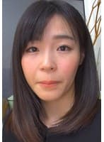 夫の一周忌、最後に来てくれた友人に…イケナイとわかっていても熟れた美しい未亡人のカラダは感じてしまい…！？遺影の前でイキまくる背徳SEX