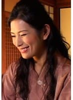 昭和初期の郊外の大地主の家で女中として奉公する娘。ある晩、若旦那夫婦に性の手ほどきをされ…。初めての経験に快感を覚える3PSEX!