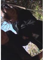 人目をはばかる草むらで頭を抑え込まれてイラマチオ！三十路人妻の喉奥に口内射精！