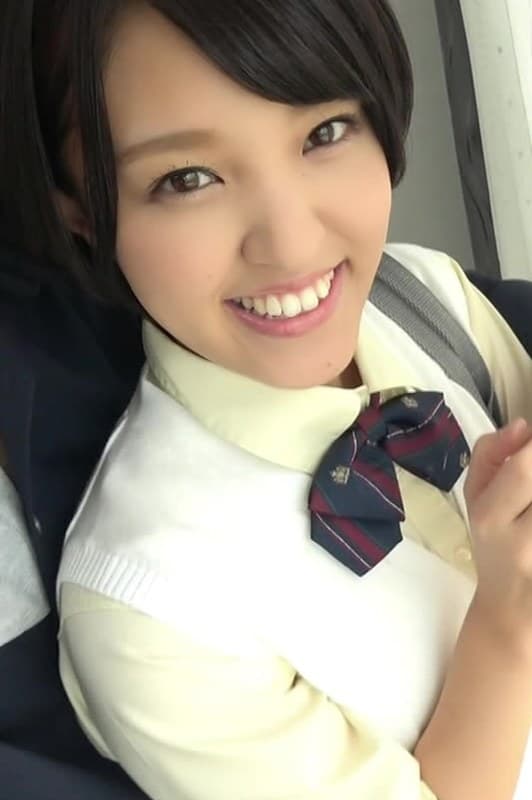 笑顔いっぱいのショートカットの女の子、外でも中でもどこでもエッチ