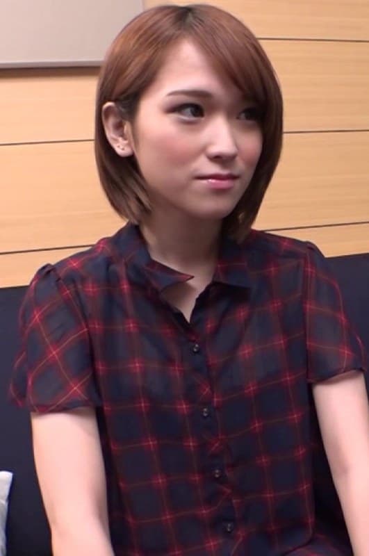 おじさんのためにセクシーな下着をつけてセックスの相手をするスレンダー美少女