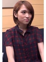 おじさんのためにセクシーな下着をつけてセックスの相手をするスレンダー美少女