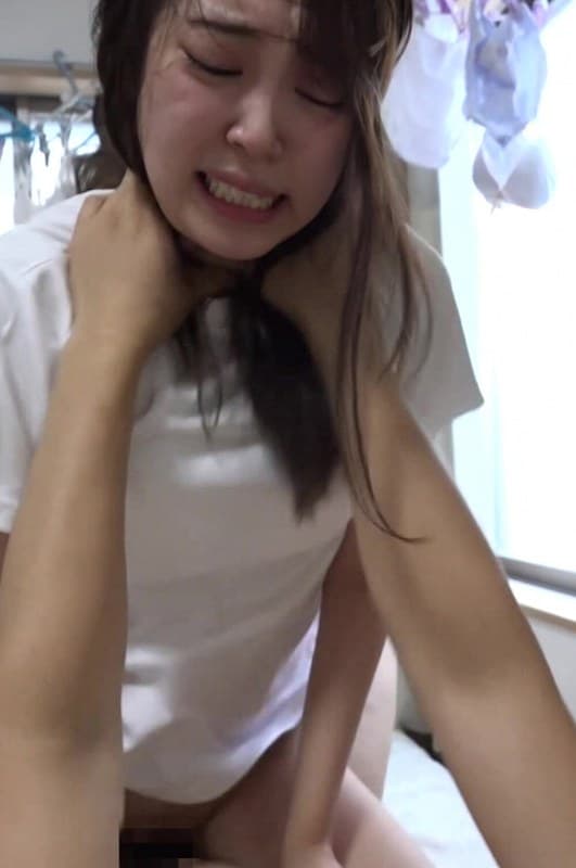 男2人に激しくヤられて涙目の汗だくセックス