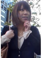 街行くごく普通の美人若妻を商品開発のモニターに協力をと個室に誘いエログッズをモニタリング!むっつりスケベな若妻と3P中出しSEX!