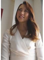 日焼け跡が眩しいスレンダー奥様! 欲求不満解放でアソコは潮吹きビッチャビチャ!