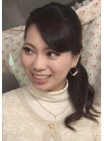 商社勤めの旦那を持つ美人妻、街頭インタビューを断り切れずの激熱個室タイム!