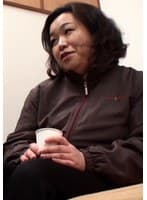 農作業中の熟女を番組インタビューとナンパして部屋に誘う!田舎暮らしで刺激に飢えてる熟女に若い肉棒で激ピスSEX!