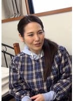 田舎で見つけた結婚20年の大人しい雰囲気の美熟女をインタビューとナンパしてホテルに…。ボディタッチで下着にシミを作ってイキまくり!