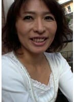 小ぶりな乳房にデカ乳首、淫靡な剛毛、可愛い顔立ちから想像できない下品な肉体!旦那さんの肉棒しか知らない美熟女が淫乱開花の変態SEXにハマる!