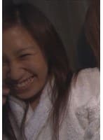 処女を彷彿させる純粋無垢な笑顔を向ける美女とノリの良い茶髪の美女の部屋に追放したはずの男優が勝手に突入!ADが止めるも暴走は止まらずヤられちゃう?!